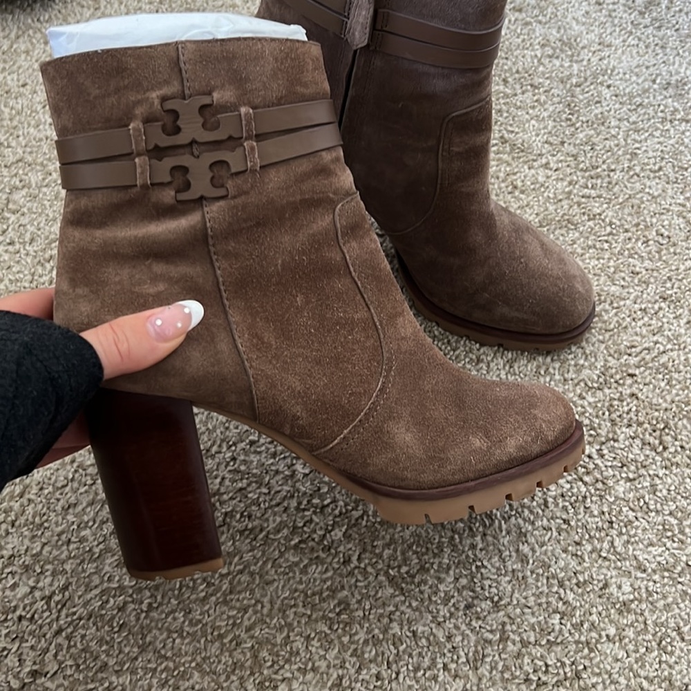 LIKE NEW Tory Burch booties